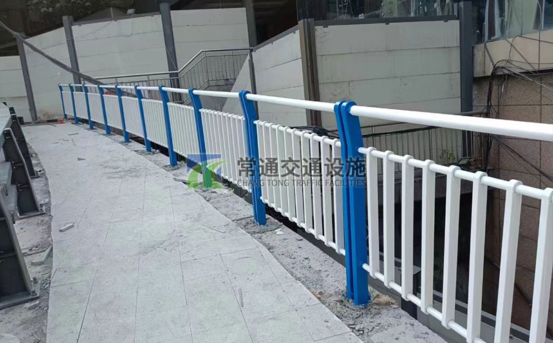 藍(lán)白色圓管人行道安全隔離護欄